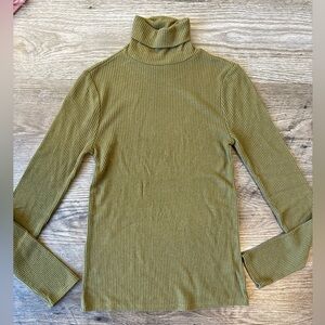 Faherty Legend Rib Rosco Turtleneck Top in Military
Olive Green Small